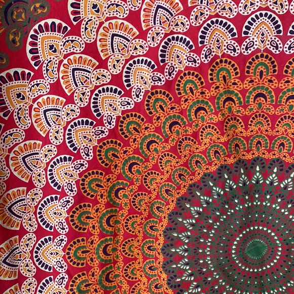 Red tapestry - Picture 2 of 2